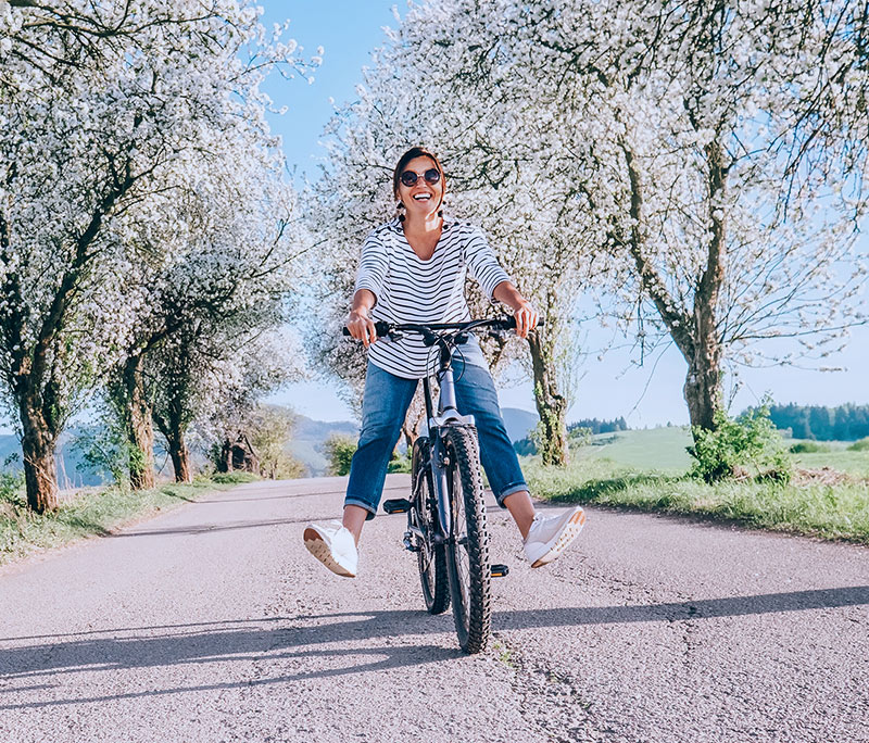 Frau stärkt ihre Gesundheit durch Fahrradfahren