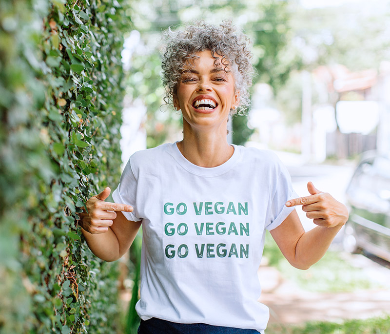 Frau trägt T-Shirt mit Aufschrift "Go Vegan"